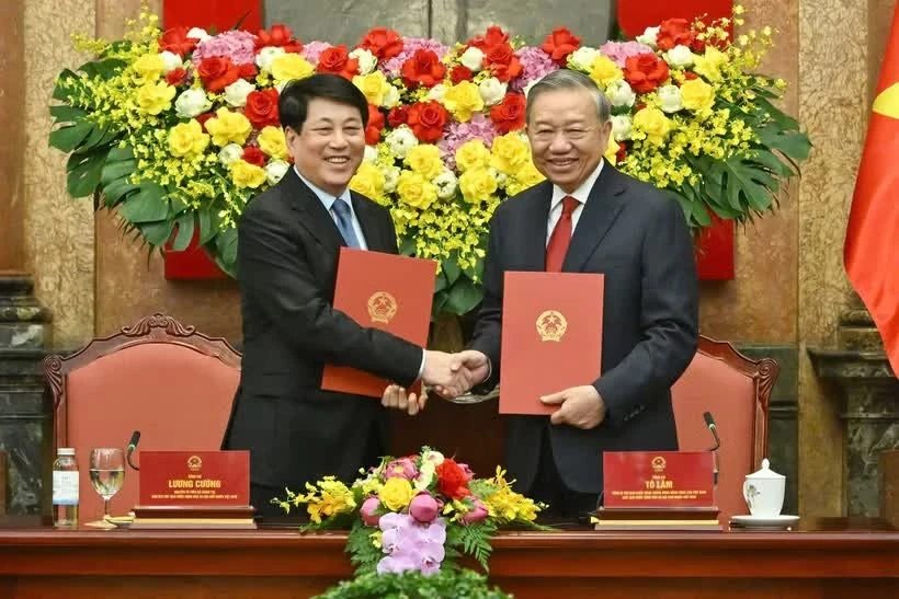 Tổng Bí thư, Chủ tịch nước Tô Lâm và nguyên Chủ tịch nước Lương Cường bàn giao công tác của Chủ tịch nước