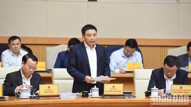 Bộ trưởng Tài chính Nguyễn Văn Thắng báo cáo tại phiên họp.