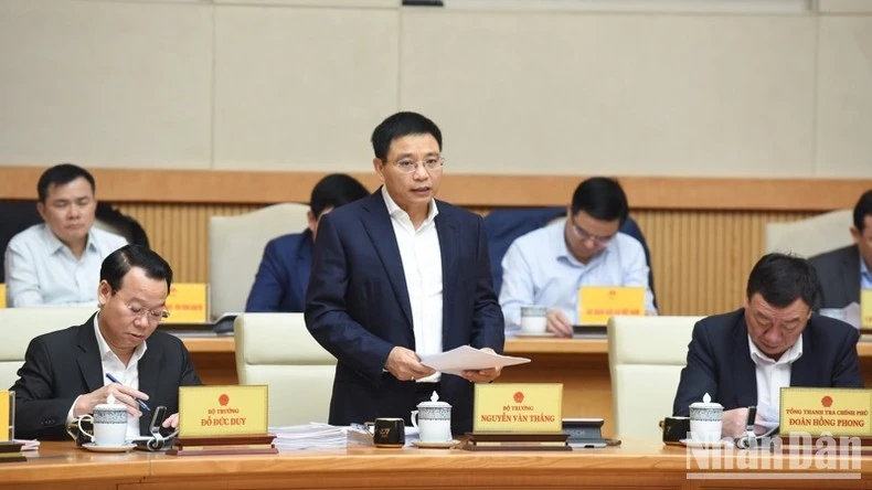 Bộ trưởng Tài chính Nguyễn Văn Thắng báo cáo tại phiên họp.