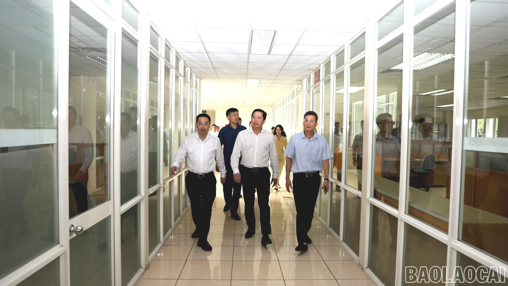 Các đồng chí lãnh đạo tỉnh kiểm tra, khảo sát cơ sở của Báo và Phát thanh - Truyền hình tỉnh tại phường Cam Đường.