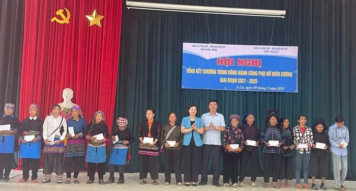 Lãnh đạo Hội LHPN tỉnh Ninh Bình, Huyện uỷ Bát Xát tặng quà cho phụ nữ nghèo tại xã A Lù.