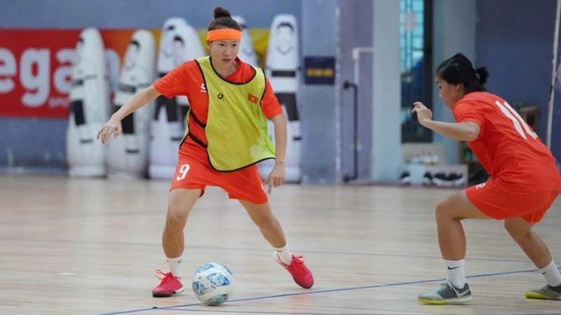 Các thành viên đội tuyển futsal nữ Việt Nam trong một buổi tập.