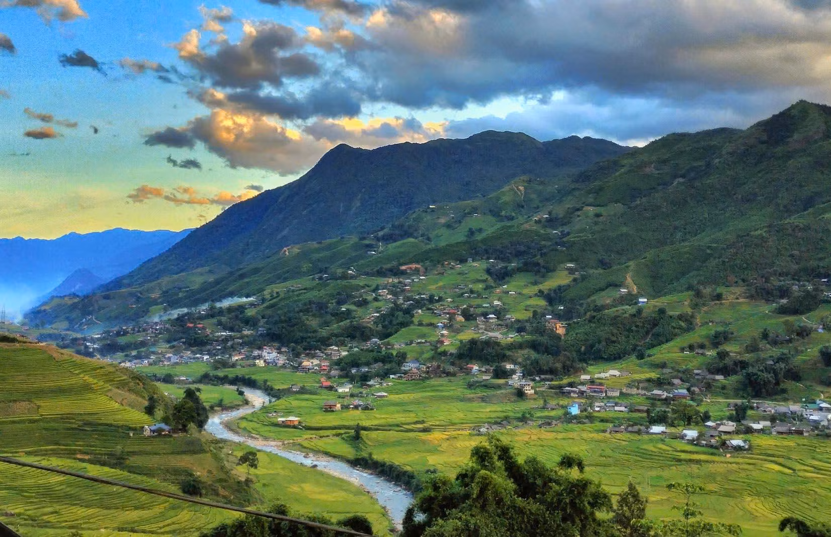 Từ trên cao nhìn xuống, bản Lao Chải hiện lên thanh bình, xanh mướt với điểm nhấn là những ngôi nhà gỗ.