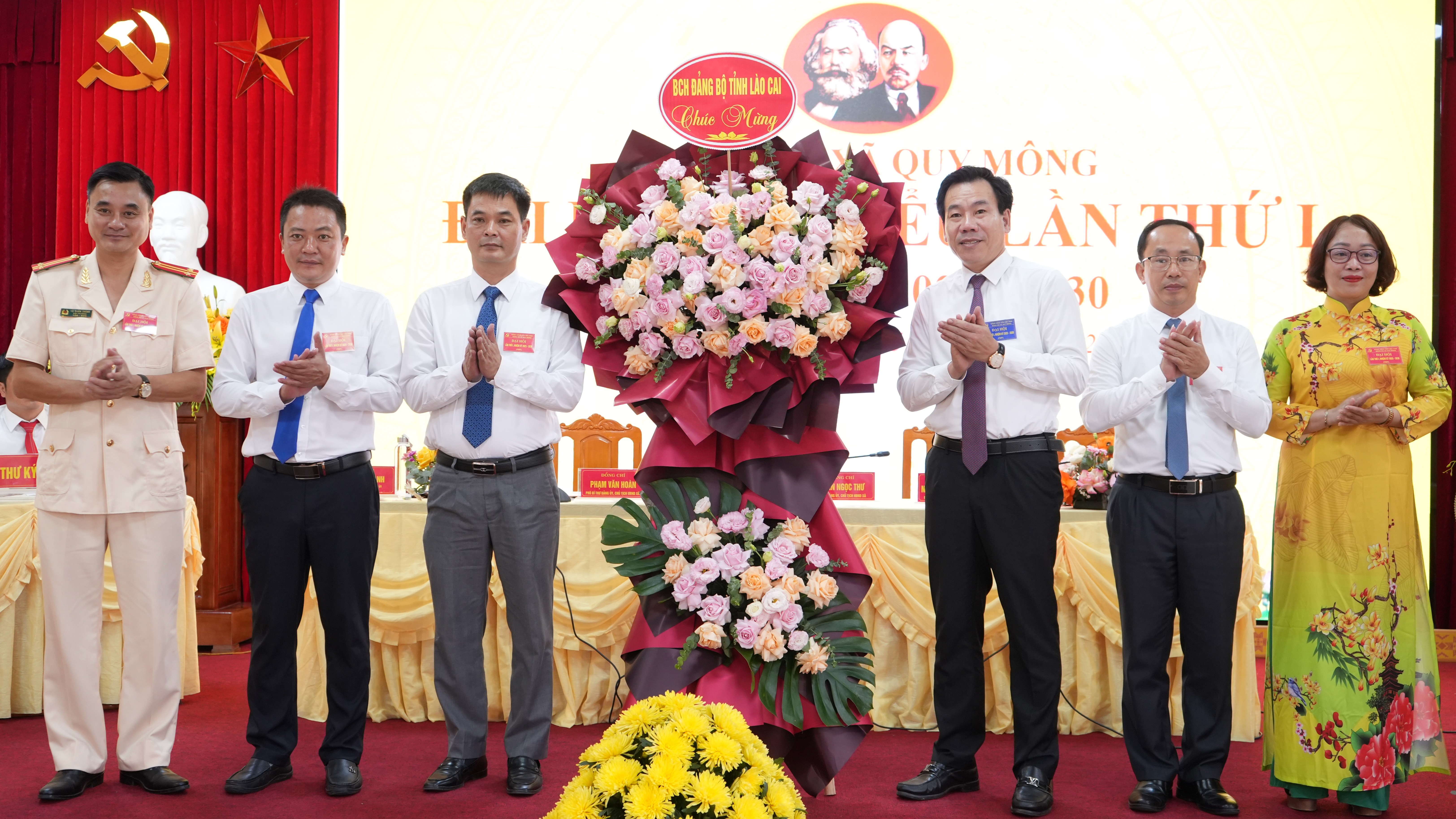 Đồng chí Dương Đức Huy, Trưởng Ban Tuyên giáo và Dân vận Tỉnh ủy tặng hoa chúc mừng đại hội. tinh-uy-lao-cai-tang-hoa-chuc-mung-dai-hoi.jpg