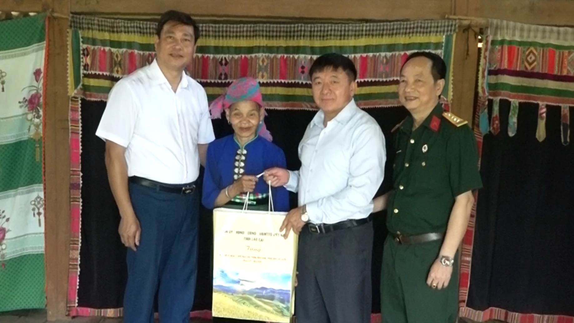 Đoàn công tác tặng quà các gia đình trên địa bàn xã Hạnh Phúc.