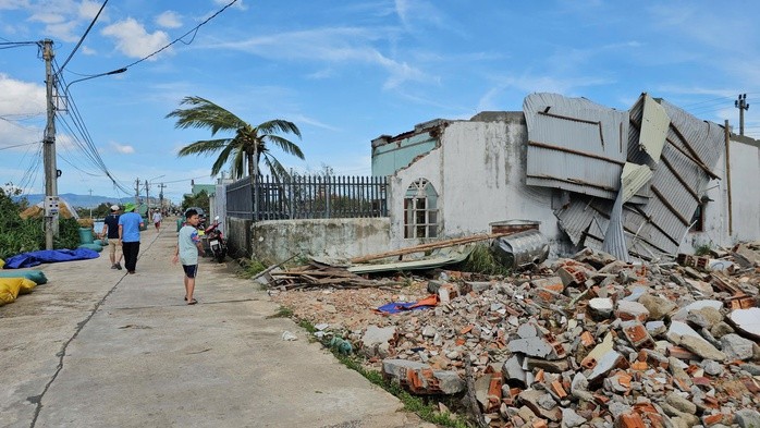 Bão số 13 khiến 17.562 nhà bị hư hỏng, tốc mái.