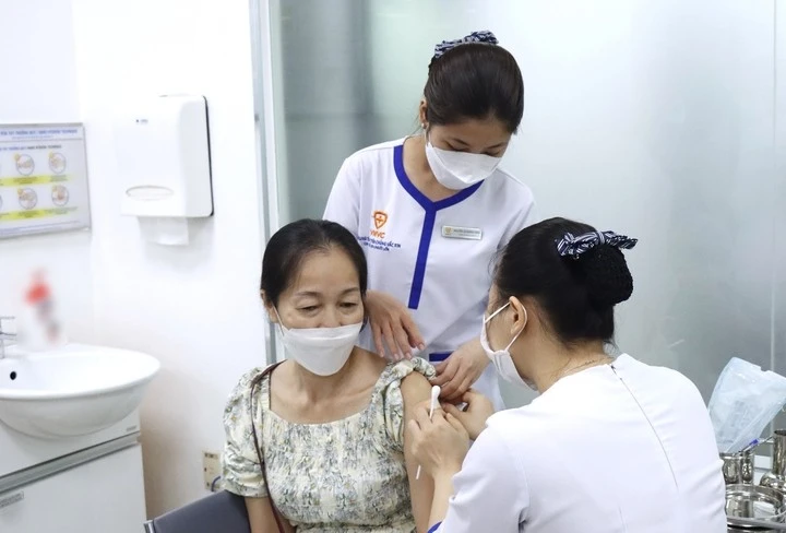 Người dân tiêm chủng tại cơ sở y tế tư nhân.