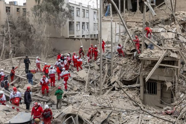 Tòa nhà ở thủ đô Tehran bị đánh sập trong xung đột.