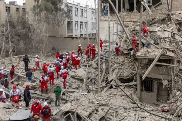 Tòa nhà ở thủ đô Tehran bị đánh sập trong xung đột.