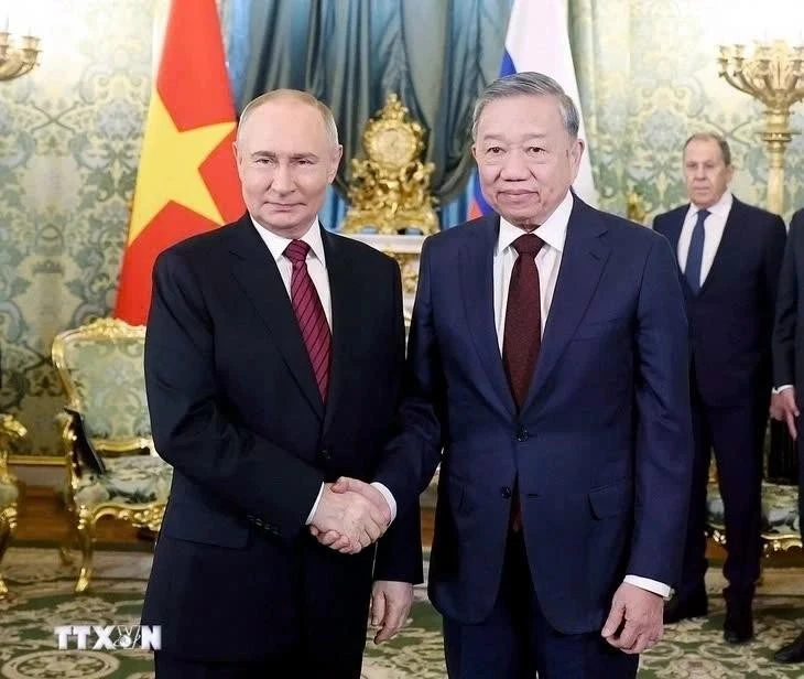 Tổng Bí thư Tô Lâm bắt tay Tổng thống Nga Putin trước hội đàm hẹp.