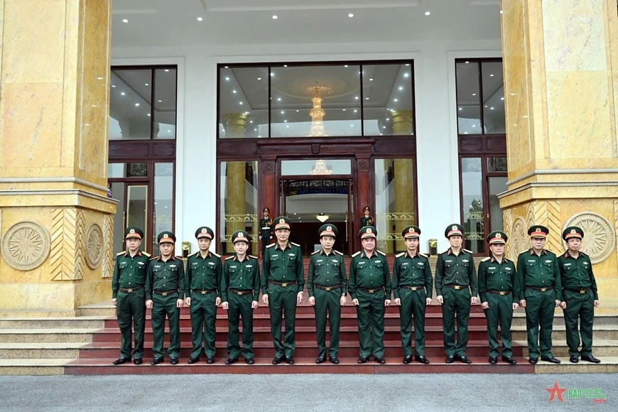 Đại tướng Phan Văn Giang chụp ảnh lưu niệm cùng các đồng chí trong Đảng ủy, Bộ tư lệnh Quân khu 2.