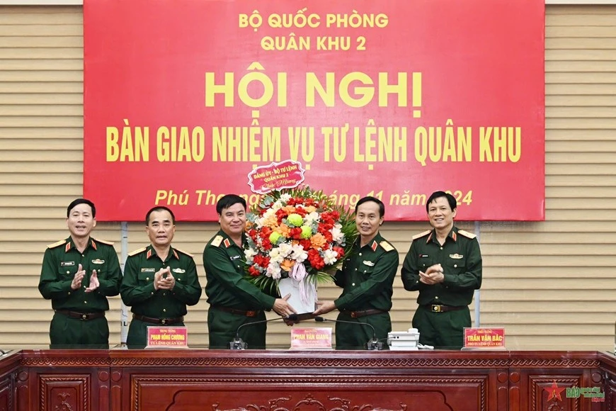 Lãnh đạo Quân khu 2 tặng hoa chúc mừng Thiếu tướng Trần Văn Bắc được nhận nhiệm vụ mới.