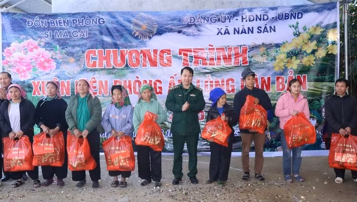 Hàng trăm suất quà Tết đã được bộ đội biên phòng Si Ma Cai trao tặng cho bà con dân bản.