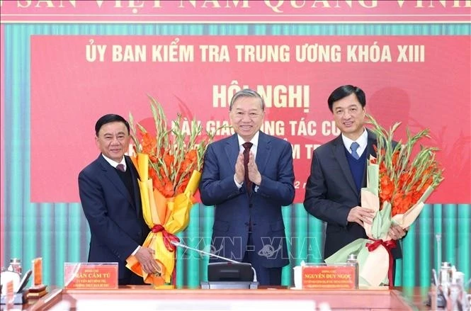Tổng Bí thư Tô Lâm tặng hoa chúc mừng đồng chí Trần Cẩm Tú và đồng chí Nguyễn Duy Ngọc.
