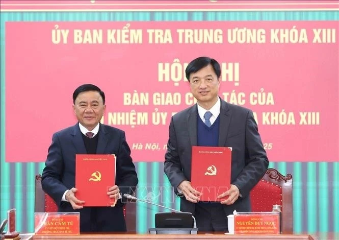 Đồng chí Trần Cẩm Tú, Ủy viên Bộ Chính trị, Thường trực Ban Bí thư, nguyên Chủ nhiệm Ủy ban Kiểm tra Trung ương và đồng chí Nguyễn Duy Ngọc, Ủy viên Bộ Chính trị, Bí thư Trung ương Đảng, Chủ nhiệm Ủy ban Kiểm tra Trung ương ký biên bản bàn giao công tác.