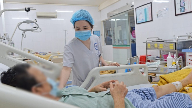 Nhân viên y tế theo dõi sức khỏe cho bệnh nhân đái tháo đường. Nhân viên y tế theo dõi sức khỏe cho bệnh nhân đái tháo đường.