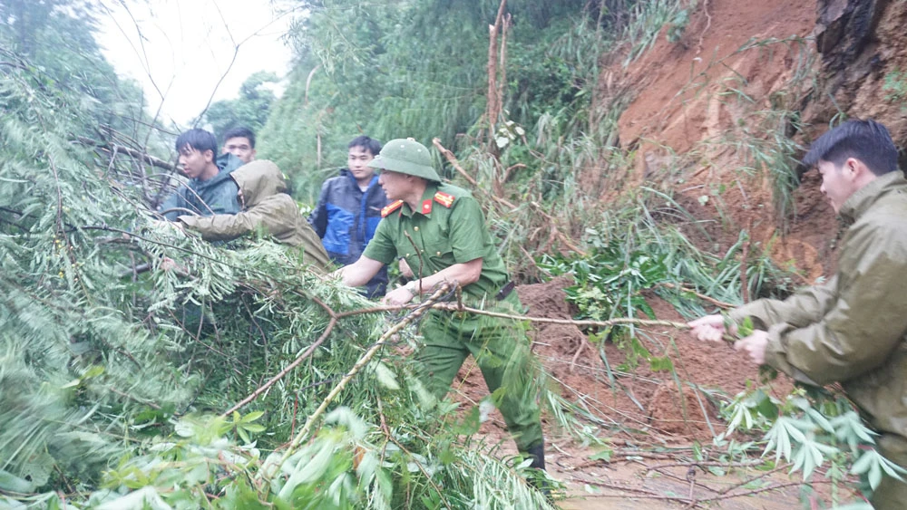 Lực lượng tham gia khắc phục hậu quả mưa lũ.JPG