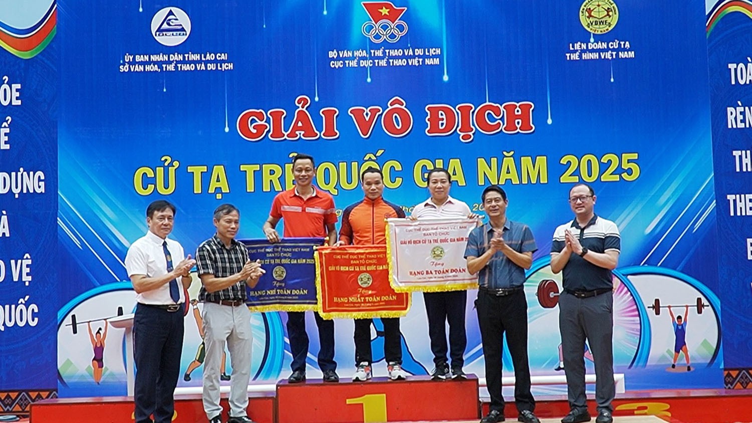 Ban tổ chức trao giải toàn đoàn cho các đoàn vận động viên xuất sắc nhất tại giải. 490-753100-11-55-15still108.jpg