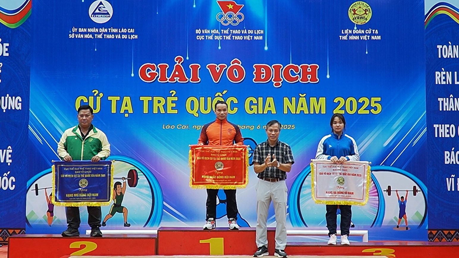Ban tổ chức trao giải đồng đội nam, nữ cho các đoàn vận động viên xuất sắc. 490-753100-11-49-07still107.jpg