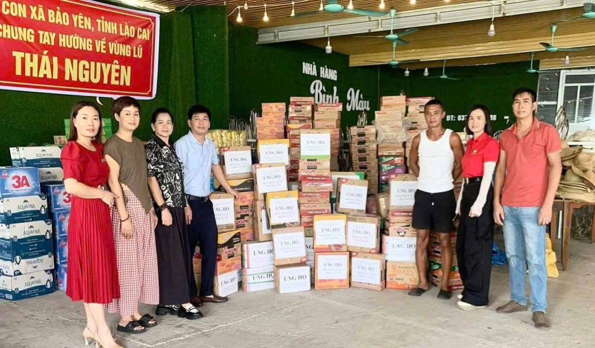 Các cơ quan, đơn vị và người dân xã Bảo Yên ủng hộ nhu yếu phẩm hỗ trợ bà con vùng lũ. img-20251012-220747.jpg