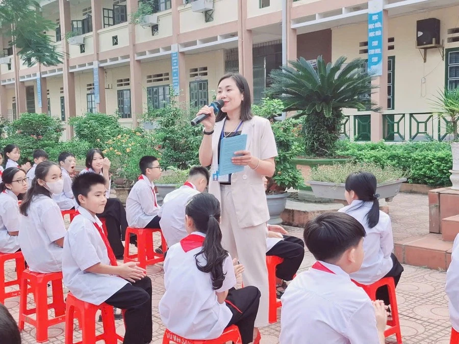 Bà Trần Thị Liên, Trưởng Phòng Dân số - Truyền thông và Giáo dục sức khỏe, Trung tâm Y tế thành phố Lào Cai tuyên truyền về tác hại của thuốc lá.