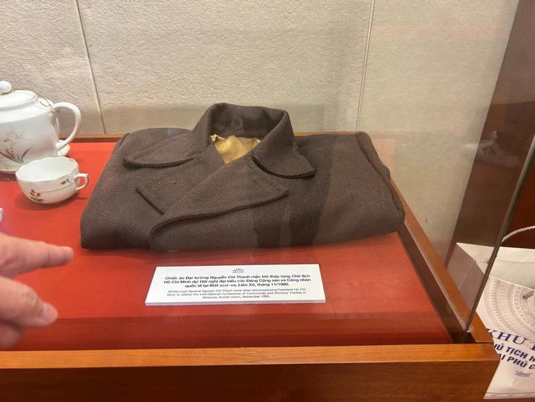 Chiếc áo của Đại tướng Nguyễn Chí Thanh khi tháp tùng Chủ tịch Hồ Chí Minh dự Hội nghị đại biểu các Đảng Cộng sản và Công nhân quốc tế tại Liên Xô, tháng 11/1960.