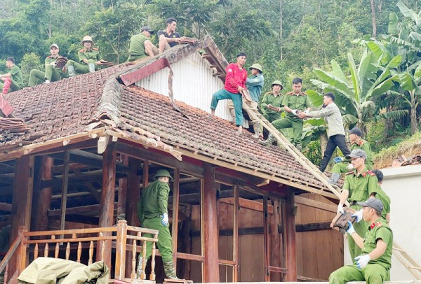 Cán bộ, chiến sĩ Công an tỉnh Điện Biên vào các bản làng giúp người dân sửa chữa nhà cửa, ổn định cuộc sống sau trận lũ quét, sạt lở đất xảy ra đầu tháng 8/2025. Cán bộ, chiến sĩ Công an tỉnh Điện Biên vào các bản làng giúp người dân sửa chữa nhà cửa, ổn định cuộc sống sau trận lũ quét, sạt lở đất xảy ra đầu tháng 8/2025.