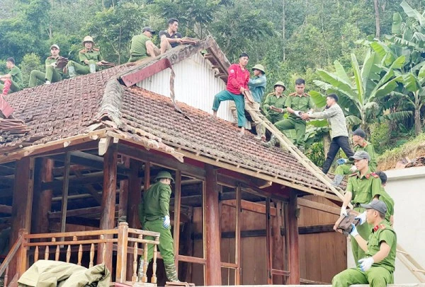 Cán bộ, chiến sĩ Công an tỉnh Điện Biên vào các bản làng giúp người dân sửa chữa nhà cửa, ổn định cuộc sống sau trận lũ quét, sạt lở đất xảy ra đầu tháng 8/2025.