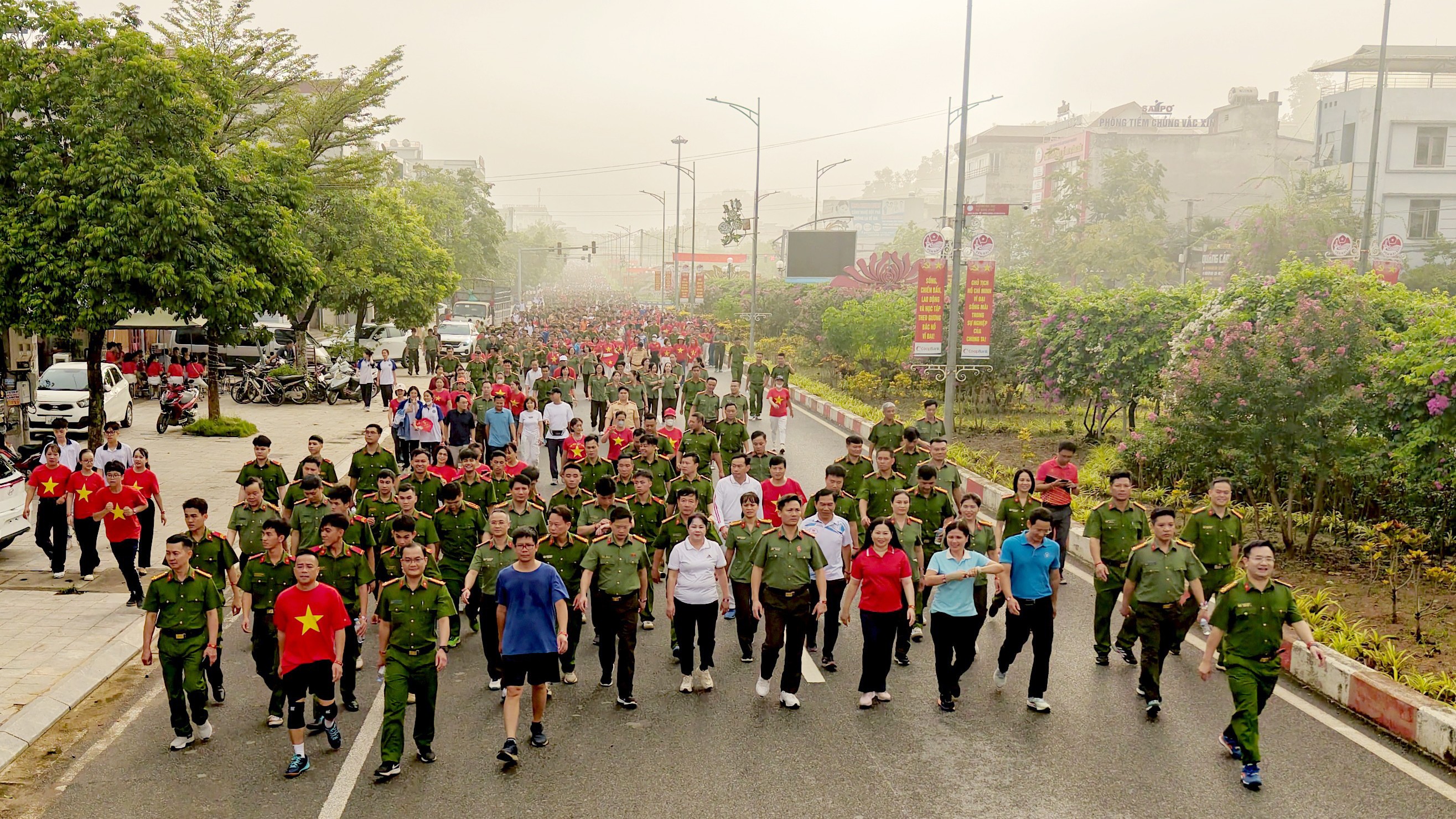 Các đại biểu cùng Nhân dân hưởng ứng Chương trình "Cùng Việt Nam tiến bước". img-9920-1.jpg