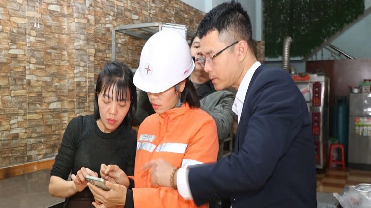 Công nhân Điện lực TP Lào Cai hướng dẫn khách hàng sử dụng các tính năng của APP chăm sóc khách hàng Tổng Công ty Điện lực miền Bắc. z6339355567107-d6bda66cc3bbe2c6f3e46e97e77193dd.jpg