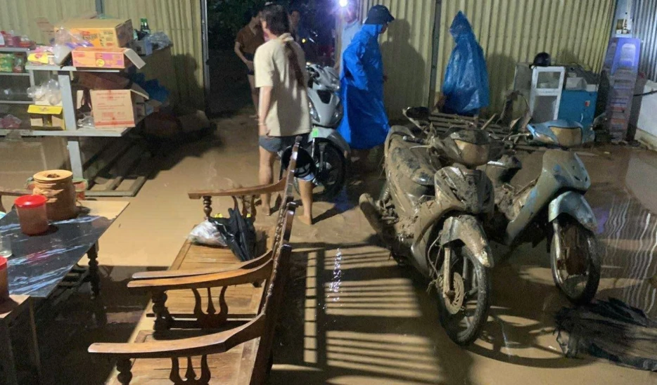 Nước sông Mã lên nhanh làm ngập nhà dân.