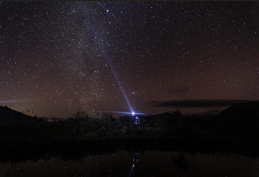 Bầu trời đêm đầy sao trên đỉnh núi Muối.