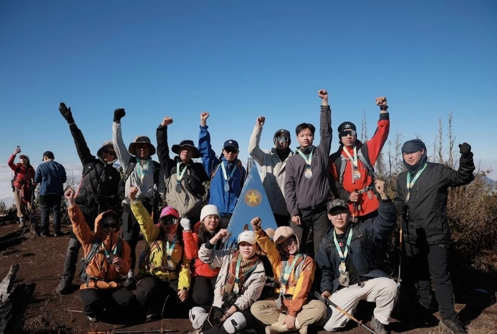 Niềm vui của các trekker khi đặt chân lên đỉnh núi Ky Quan San.