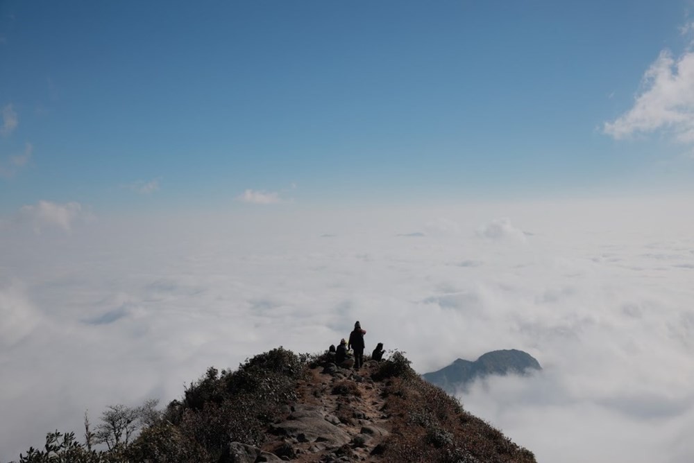 Biển mây kéo dài đến tận đường chân trời.