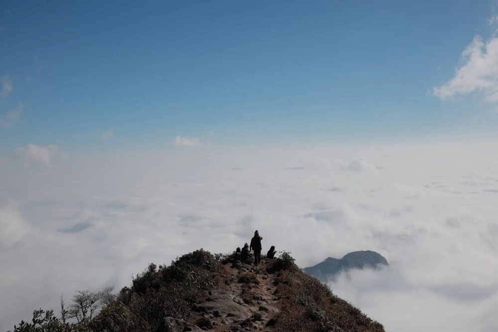 Biển mây kéo dài đến tận đường chân trời.