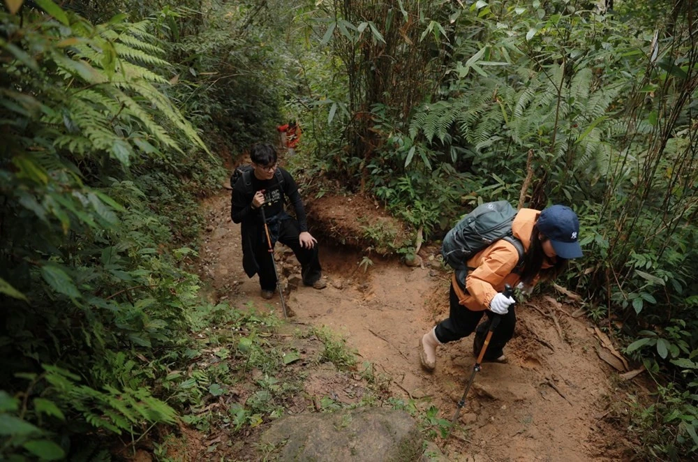 Để chinh phục được Ky Quan San phải vượt qua con đường lầy lội, bùn đất.