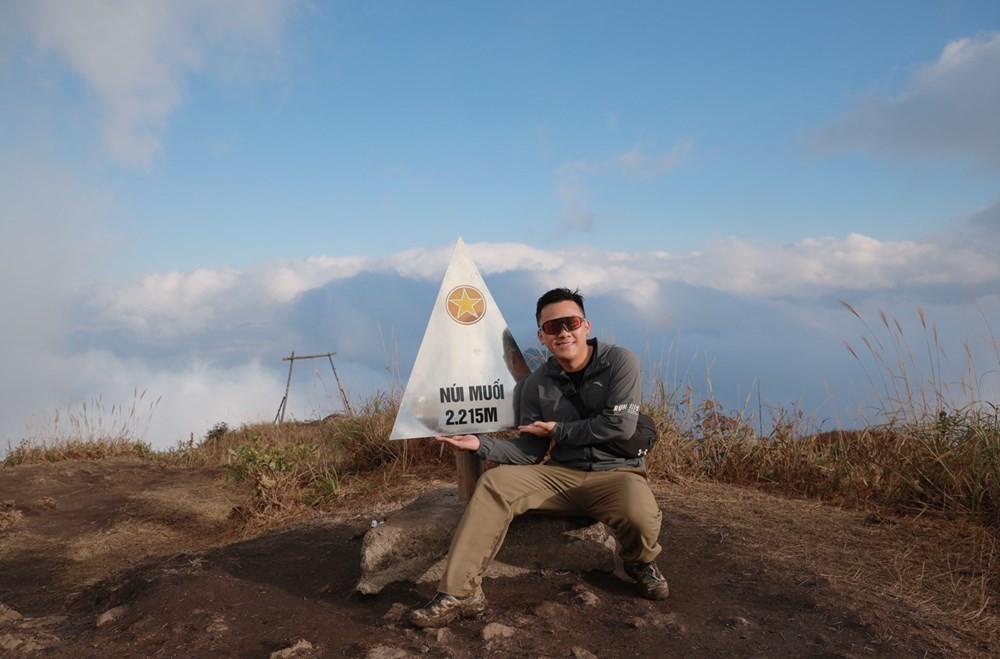 Núi Muối ở độ cao khoảng 2.215 m - điểm dừng chân nổi tiếng.