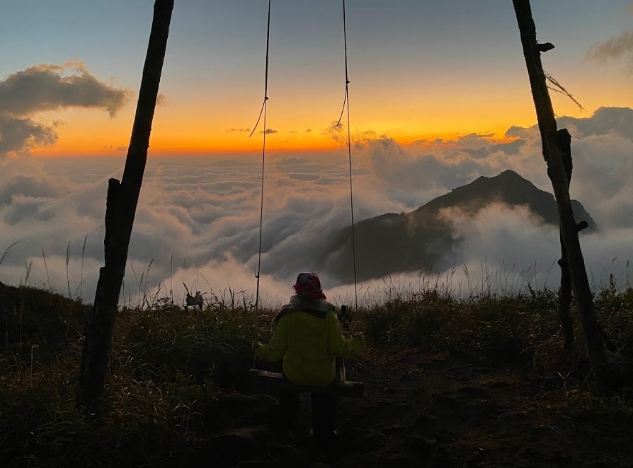 Xích đu giữa biển mây - điểm check-in ấn tượng.