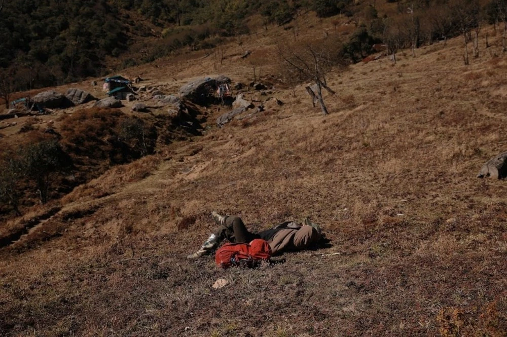 Thảo nguyên trải dài, tạo nên nét mềm mại giữa địa hình núi cao hùng vĩ.