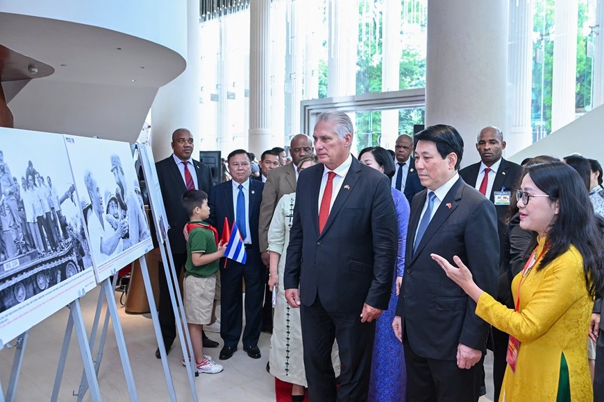 Chủ tịch nước Lương Cường và Bí thư thứ nhất, Chủ tịch nước Cuba Miguel Díaz-Canel Bermúdez dự khai mạc triển lãm. Chủ tịch nước Lương Cường và Bí thư thứ nhất, Chủ tịch nước Cuba Miguel Díaz-Canel Bermúdez dự khai mạc triển lãm.