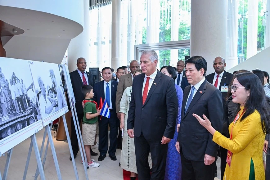 Chủ tịch nước Lương Cường và Bí thư thứ nhất, Chủ tịch nước Cuba Miguel Díaz-Canel Bermúdez dự khai mạc triển lãm.