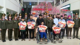 Công an Lào Cai tổ chức chương trình "Chuyến xe 0 đồng" đưa bệnh nhân về quê đón Tết