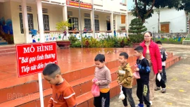 Học sinh Trường Tiểu học số 3 Thái Niên được tiếp sức qua mô hình "Bát gạo tình thương"