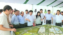 Phó Chủ tịch UBND tỉnh Vũ Thị Hiền Hạnh kiểm tra và tổng duyệt Chương trình khởi công Khu công nghiệp Trấn Yên