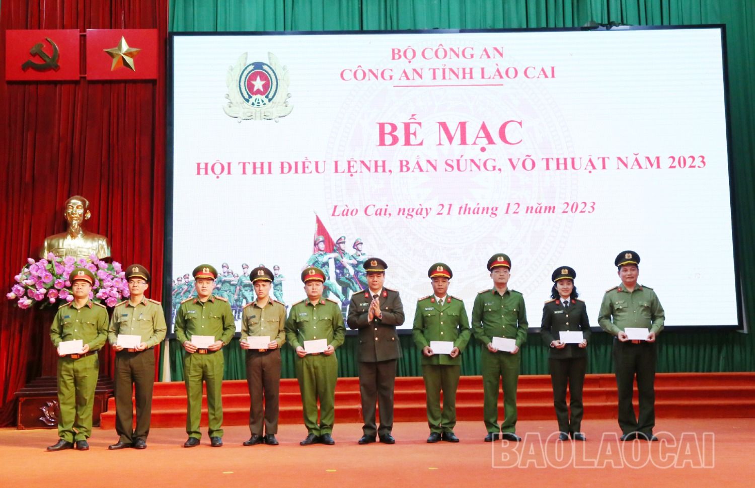 Ban Tổ chức trao giải cho phần thi Bắn súng. 5-8798-2375.jpg