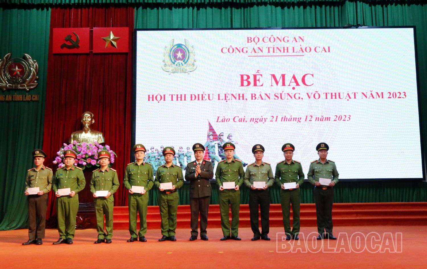 Ban Tổ chức trao giải cho phần thi Võ thuật Công an nhân dân. 4-9515-1882.jpg