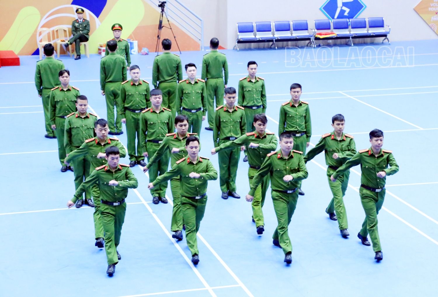 Với nhiều cố gắng trong luyện tập, các đội tuyển tự tin thực hành các động tác điều lệnh đội ngũ chỉnh tề, dứt khoát. 4-3555-228.jpg