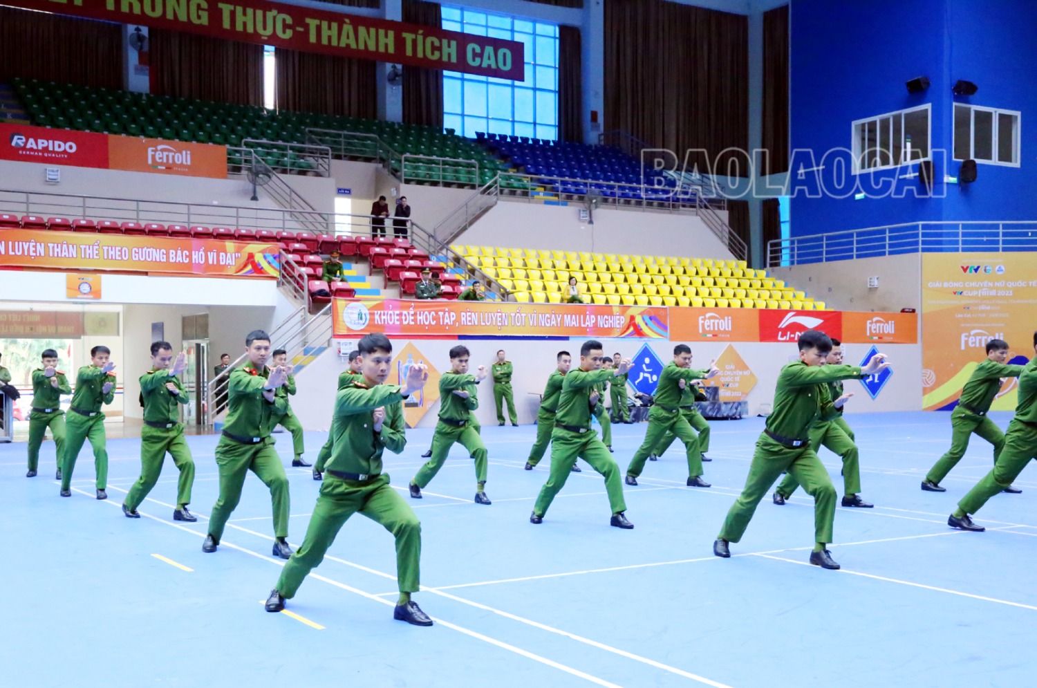 Bài Mai Hoa quyền 52 động tác được các đội tuyển biểu diễn đều và đẹp mắt. 13-885-8124.jpg