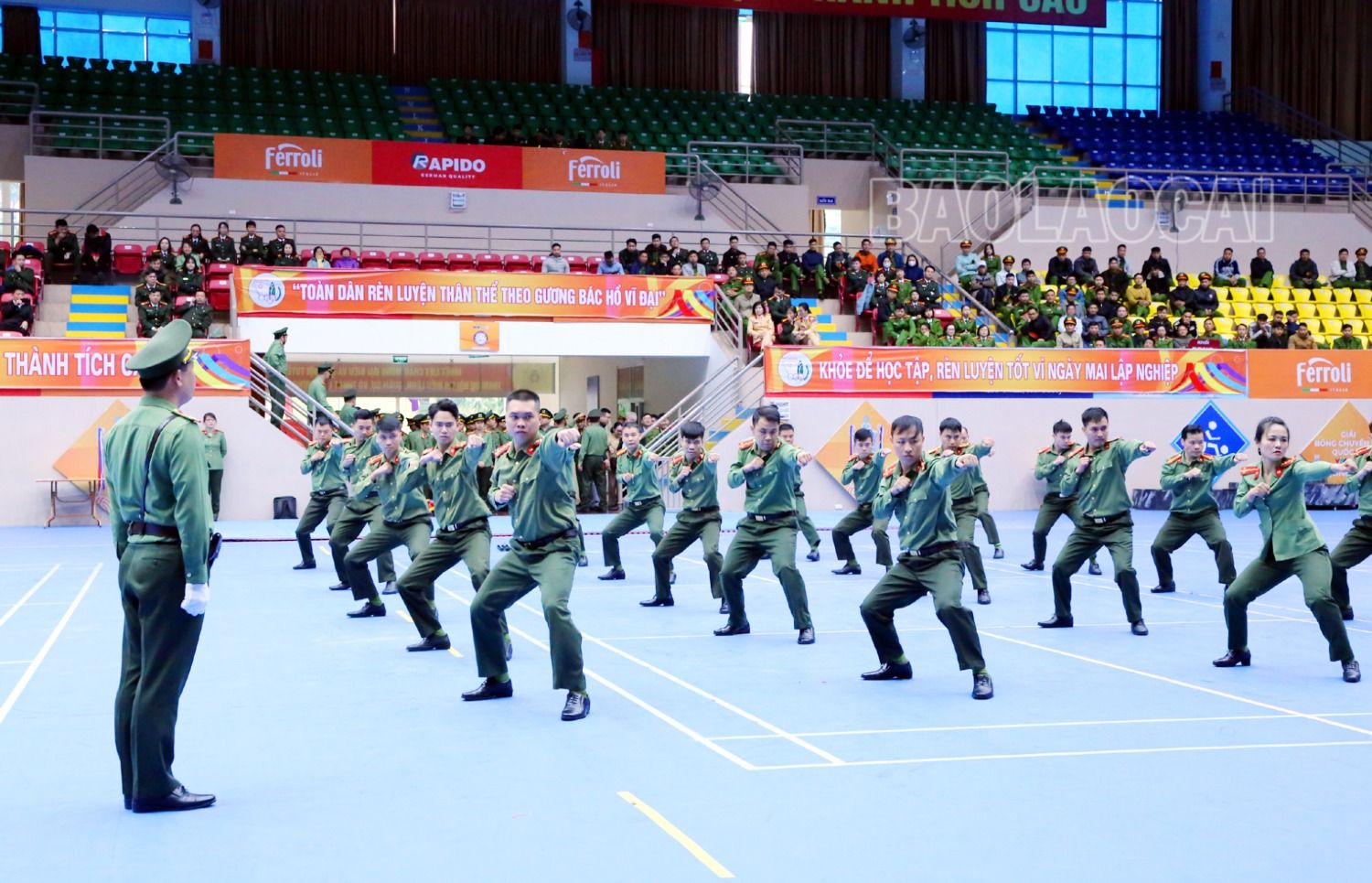 Phần thi Võ thuật Công an nhân dân gồm 3 nội dung: Kỹ thuật, chiến thuật, bài võ tổng hợp 38 động tác và bài Mai Hoa quyền 52 động tác. 5-3850-243.jpg