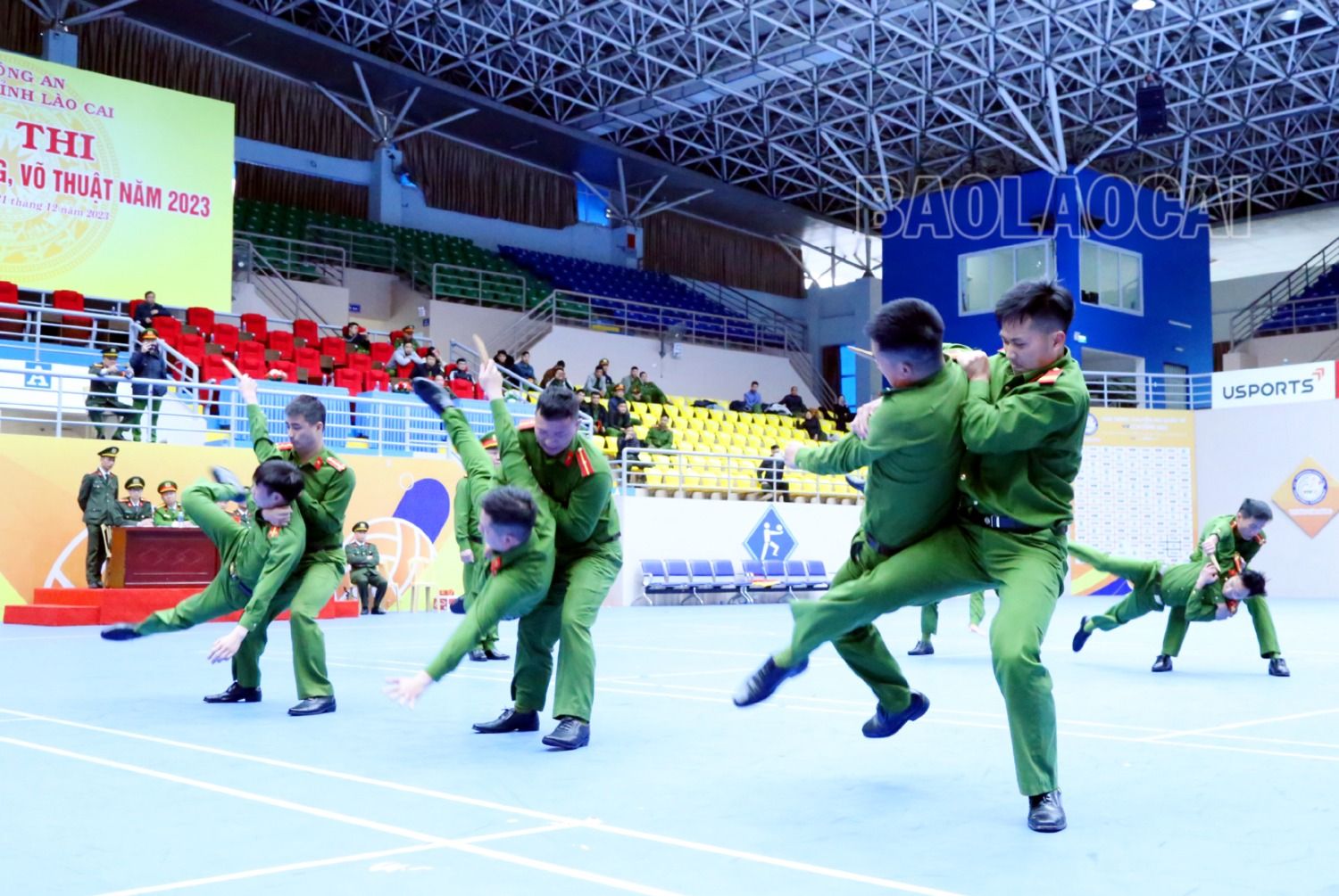 Bài thực hành khống chế đối tượng tấn công bằng dao găm được các cán bộ, chiến sĩ thực hiện thành thục. 9-9963-7512.jpg